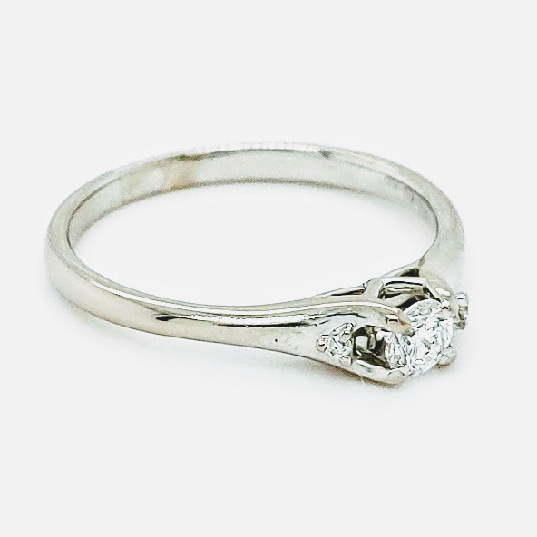 Pre Loved 18ct White Gold 3 Stone Diamond Ring